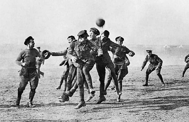 Christmas Truce in WW1: British and German troops play football instead of fighting